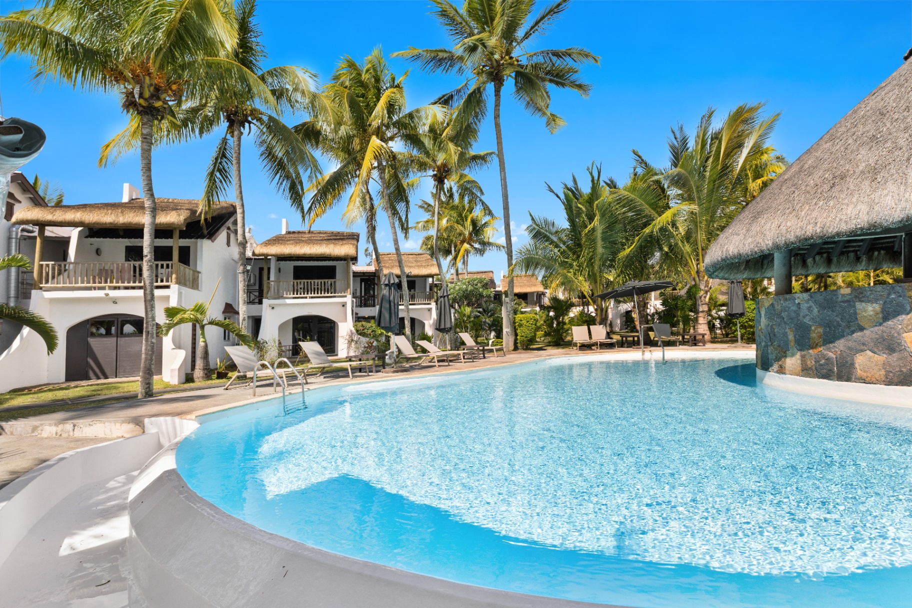 Grand Sahāna, appartements de service en bord de mer avec piscine, Mont Choisy, Île Maurice
