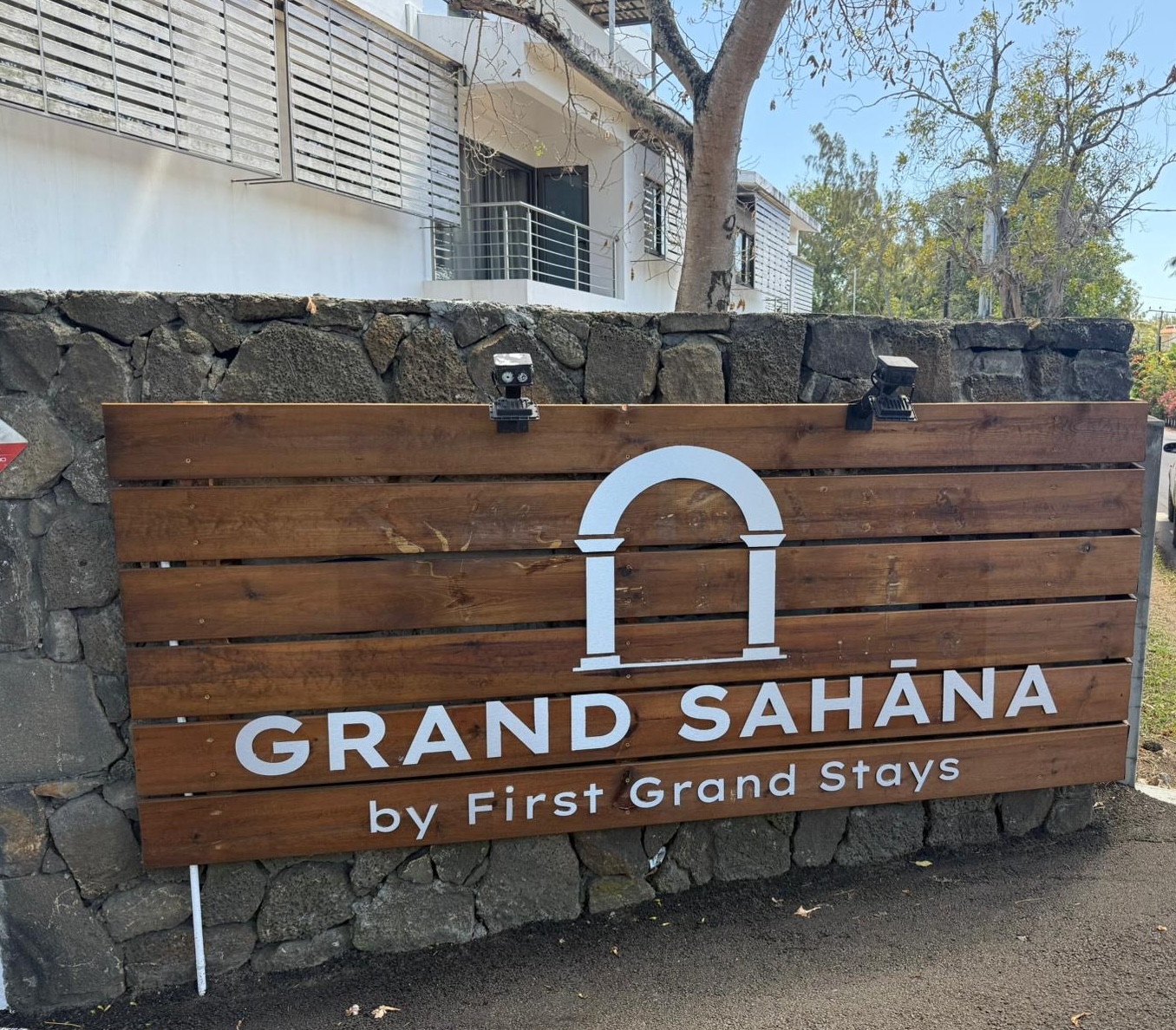 Signalétique d'entrée Grand Sahāna by First Grand Stays